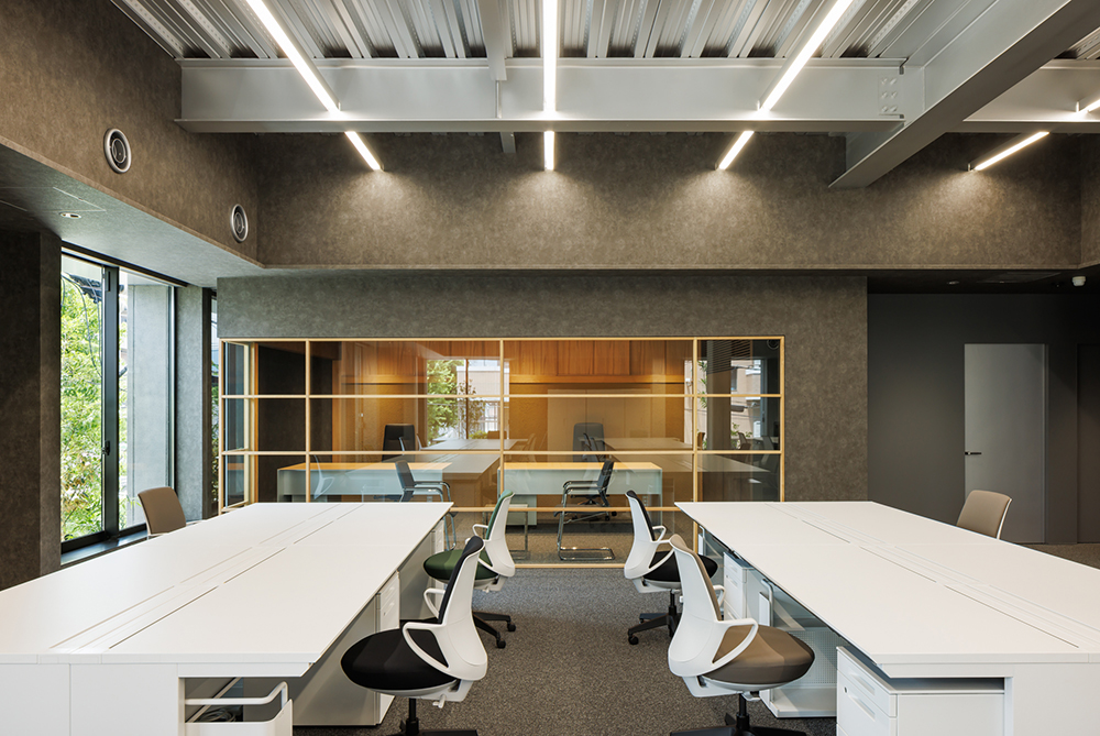 HD神戸ビル｜平岡建築デザイン｜オフィス設計｜大阪｜オフィスデザイン｜建築家｜きれい｜設計｜オフィス空間｜内装｜神戸｜鉄骨｜設計室｜間接照明｜デッキプレート｜役員室｜ガラスパーティション｜