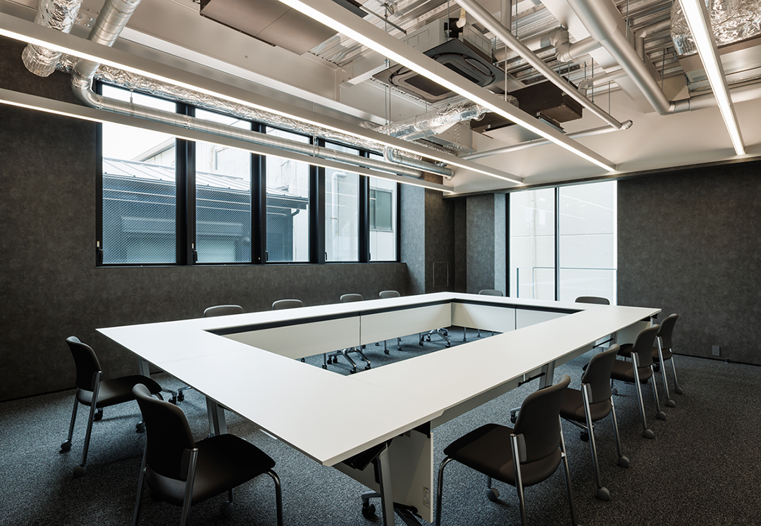 HD神戸ビル｜平岡建築デザイン｜オフィス設計｜大阪｜オフィスデザイン｜建築家｜おしゃれ｜設計｜会議室｜内装｜神戸｜配管むき出し｜かっこいい｜