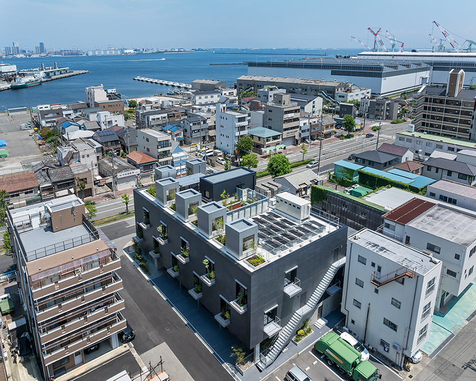 HD神戸ビル｜平岡建築デザイン｜オフィス設計｜大阪｜オフィスデザイン｜建築家｜かっこいい｜設計｜神戸｜鉄骨造｜屋上緑化｜新しいオフィスデザイン｜かっこいい｜サステナブル建築｜屋上緑化｜ドローン撮影｜港風景｜