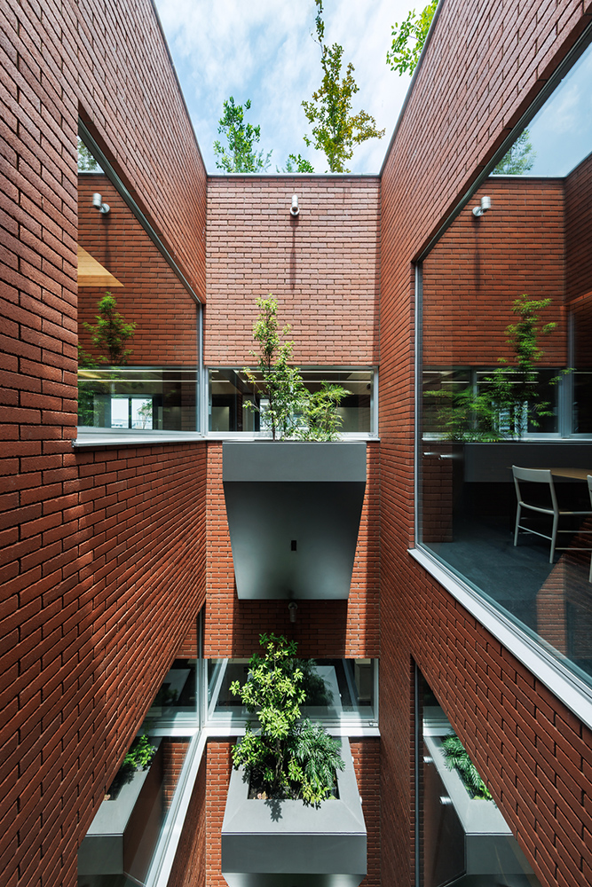 HD神戸ビル｜平岡建築デザイン｜オフィス設計｜大阪｜オフィスデザイン｜建築家｜きれい｜設計｜レンガタイル｜内装｜神戸｜鉄骨｜エントランス｜吹抜け｜レンガ｜植栽｜屋上緑化｜