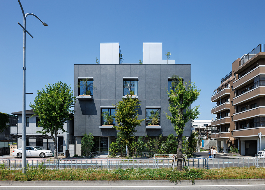 HD神戸ビル｜平岡建築デザイン｜オフィス設計｜大阪｜オフィスデザイン｜建築家｜かっこいい｜設計｜神戸｜鉄骨造｜屋上緑化｜新しいオフィスデザイン｜かっこいい｜サステナブル建築｜屋上緑化｜オシロックス塗装｜