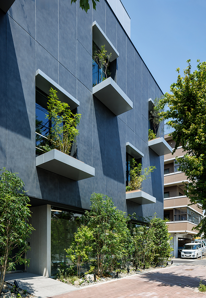 HD神戸ビル｜平岡建築デザイン｜オフィス設計｜大阪｜オフィスデザイン｜建築家｜かっこいい｜設計｜神戸｜鉄骨造｜屋上緑化｜新しいオフィスデザイン｜かっこいい｜サステナブル建築｜屋上緑化｜オフィスビル｜社屋デザイン｜エントランス｜