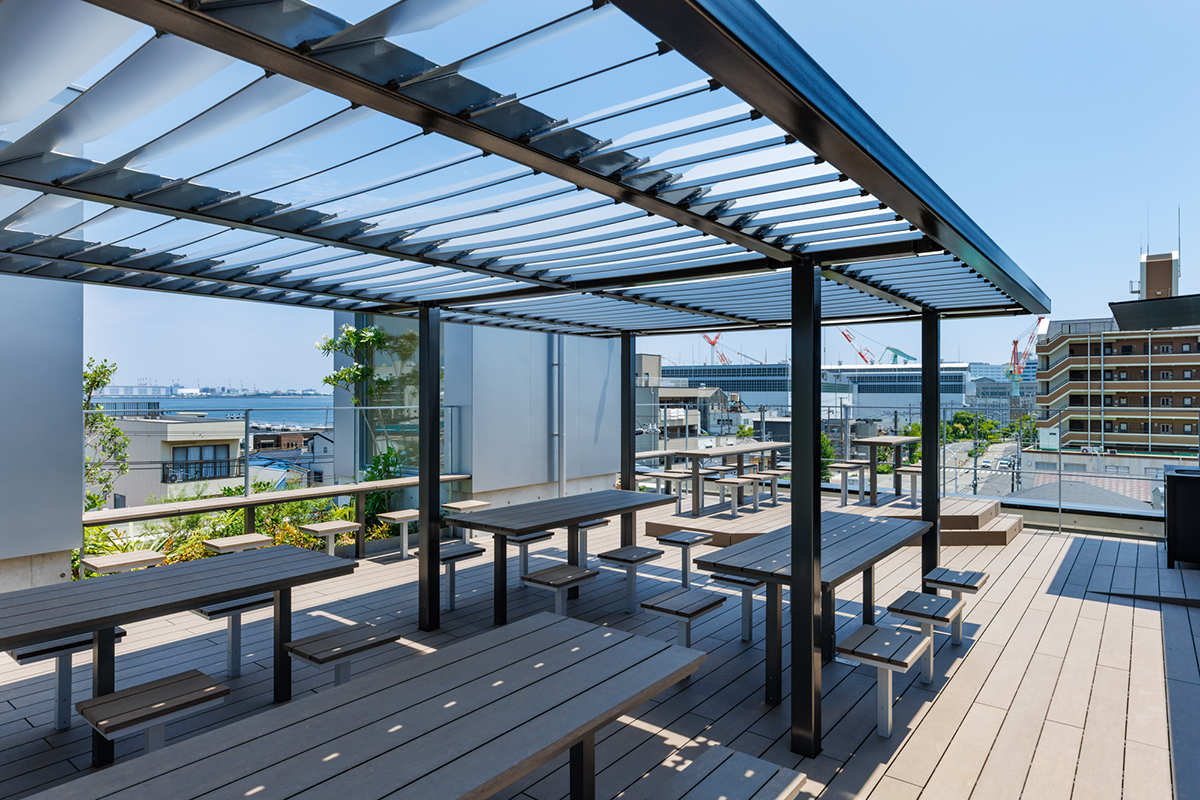 HD神戸ビル｜平岡建築デザイン｜オフィス設計｜大阪｜オフィスデザイン｜建築家｜かっこいい｜設計｜神戸｜鉄骨造｜屋上緑化｜新しいオフィスデザイン｜かっこいい｜サステナブル建築｜屋上ガーデン｜パーゴラ｜