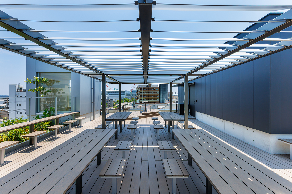 HD神戸ビル｜平岡建築デザイン｜オフィス設計｜大阪｜オフィスデザイン｜建築家｜かっこいい｜設計｜神戸｜鉄骨造｜屋上緑化｜新しいオフィスデザイン｜かっこいい｜サステナブル建築｜屋上ガーデン｜パーゴラ｜