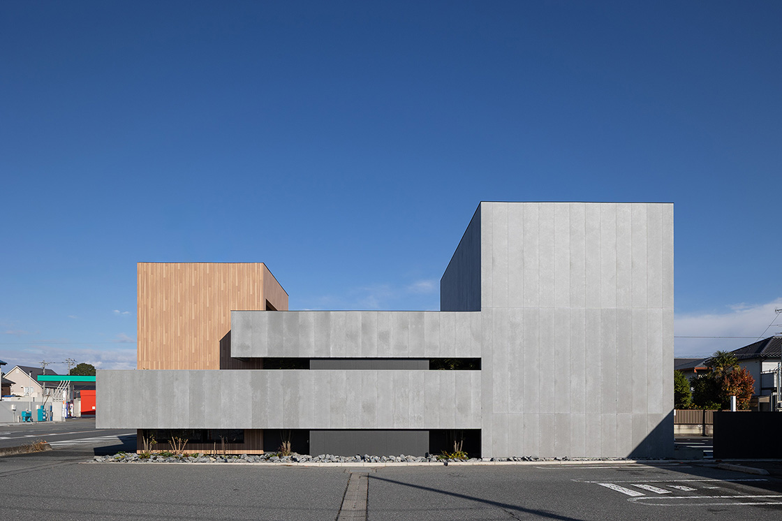 LUSIA DENTAL CLINIC｜平岡建築デザイン｜歯科設計｜埼玉｜クリニックデザイン｜建築家｜きれい｜外観｜モダン｜コンクリート｜デンタルデザイン｜木サイディング｜