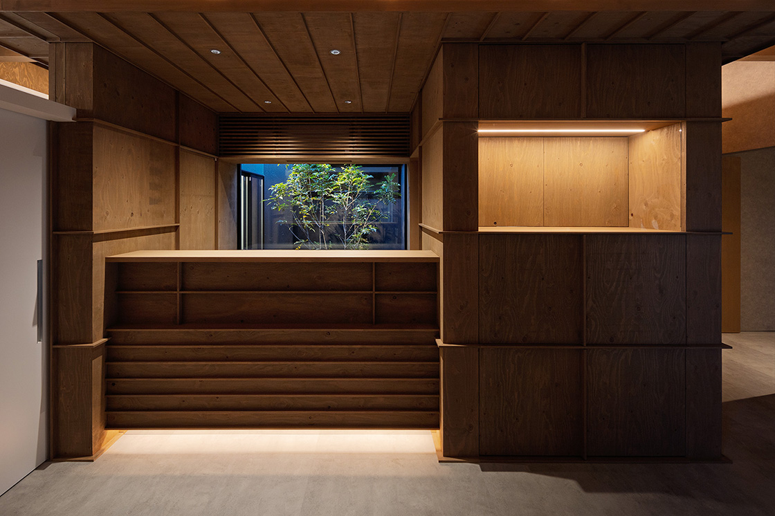 LUSIA DENTAL CLINIC｜平岡建築デザイン｜歯科設計｜埼玉｜クリニックデザイン｜建築家｜きれい｜モダン｜間接照明｜デンタルデザイン｜古木｜｜受付カウンター｜ショーケース｜