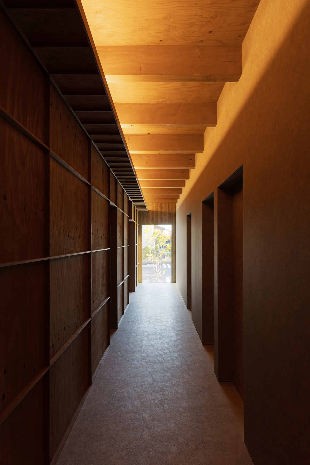 LUSIA DENTAL CLINIC｜平岡建築デザイン｜歯科設計｜埼玉｜クリニックデザイン｜建築家｜きれい｜モダン｜間接照明｜デンタルデザイン｜古木｜廊下｜中庭｜