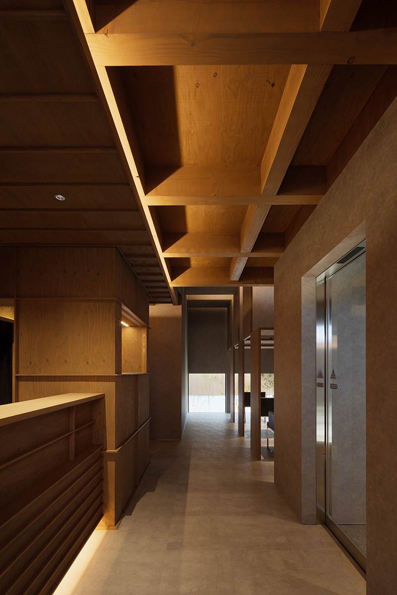 LUSIA DENTAL CLINIC｜平岡建築デザイン｜歯科設計｜埼玉｜クリニックデザイン｜建築家｜きれい｜モダン｜間接照明｜デンタルデザイン｜古木｜廊下｜中庭｜静寂｜陰翳礼讃｜