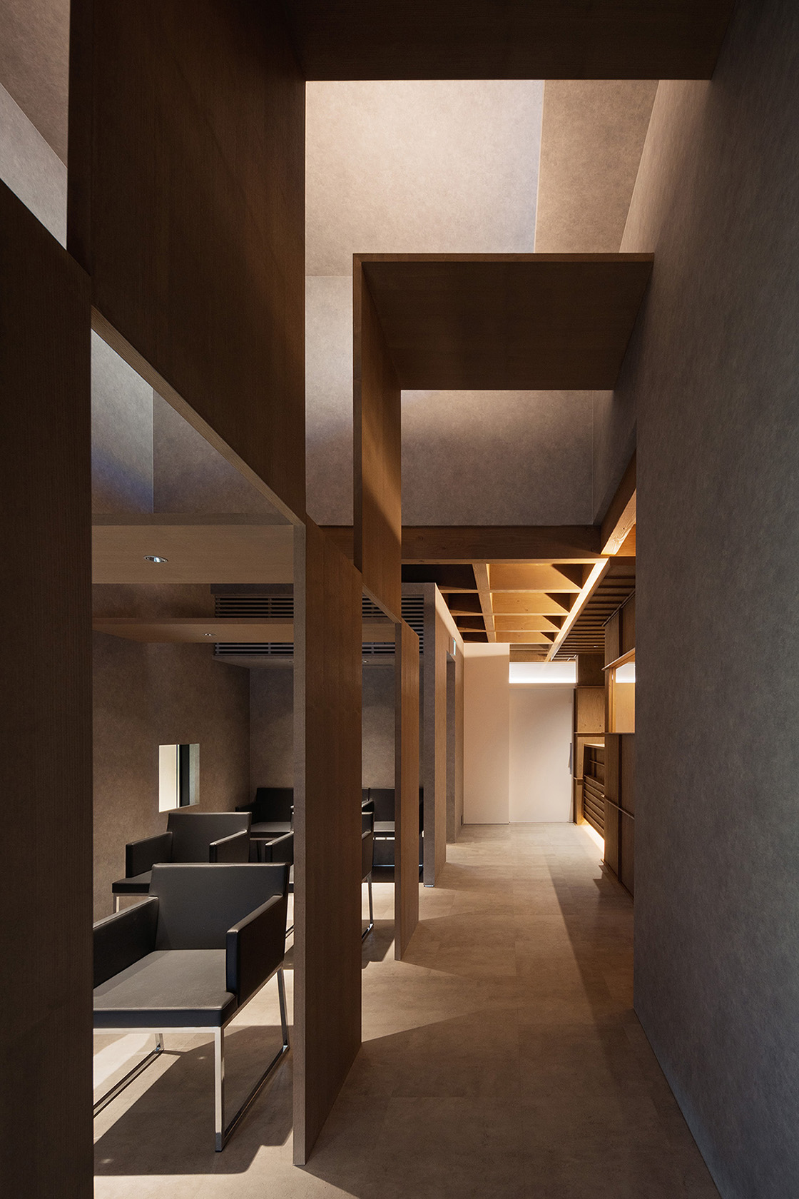 LUSIA DENTAL CLINIC｜平岡建築デザイン｜歯科設計｜埼玉｜クリニックデザイン｜建築家｜きれい｜モダン｜間接照明｜デンタルデザイン｜古木｜廊下｜中庭｜静寂｜陰翳礼讃｜アート空間｜